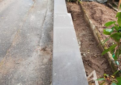 Réalisation d'un mur en agglos coffrant et tablette gris anthracite